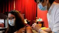 Singapore bắt đầu tiêm vắc xin COVID cho người cao tuổi vào tuần tới