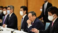 Thủ tướng Suga đối mặt với áp lực ngày càng lớn vì phản ứng đại dịch chậm chạp
