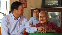 Chủ tịch Nguyễn Văn Dương thăm gia đình chính sách ở TP. Cao Lãnh