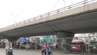 Cần giải tỏa những bãi giữ xe trái phép dưới gầm cầu tại Hà Nội