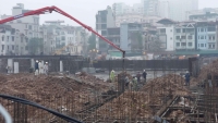 Cầu Giấy (Hà Nội): Dự án thi công trường học bị “tố” đổ bê tông dưới mưa, không đảm bảo an toàn lao động!