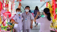 TPHCM: Cầu vượt bộ hành trong bệnh viện thành đường hoa xuân