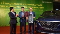 Tập đoàn Thành Công và Hyundai trao tặng xe Santa Fe cho ông Park Hang Seo