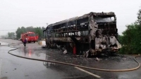 Quảng Bình: Xe khách bất ngờ cháy, hơn 30 người thoát nạn