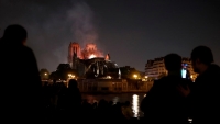 Người Pháp bàng hoàng, đau xót trước việc Nhà thờ Đức Bà Paris bốc cháy