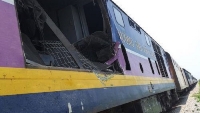 Nghệ An: Tàu khách SE8 húc văng xe tải, gây tê liệt đường sắt qua Diễn Châu