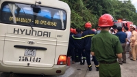 Thừa Thiên - Huế: Xe khách tông vách núi, 18 sinh viên nước ngoài bị thương