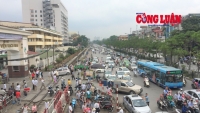 Cảnh báo mất an toàn giao thông đường sắt trước cổng Bệnh viện Bạch Mai