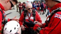 Các cựu chiến binh anh tái hiện cảnh nhảy dù tại Normandy sau 75 năm