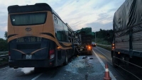 Xe khách đâm xe tải khiến nhiều người thương vong trên cao tốc Nội Bài - Lào Cai