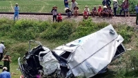 Hà Tĩnh: Xe tải va chạm tàu hỏa khi vượt qua đường sắt, tài xế nguy kịch