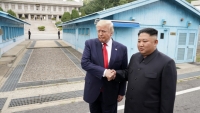 Cái bắt tay lịch sử Trump-Kim tại khu phi quân sự liên Triều DMZ