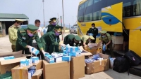 Hà Tĩnh: Bắt xe khách vận chuyển trái phép gần 30 nghìn khẩu trang sang Lào