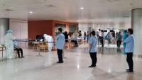 Tổ chức lấy mẫu xét nghiệm COVID -19 nhân viên sân bay Tân Sơn Nhất