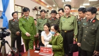 Thứ trưởng Bộ Công an kiểm tra việc cấp căn cước công dân gắn chip điện tử tại Phú Thọ