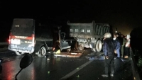 Xe Limousine tông đuôi xe tải trên Quốc lộ 3, 3 người tử vong