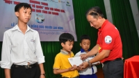 Báo Người Lao Động trao học bổng cho học sinh nghèo tỉnh An Giang