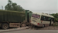 Thanh Hóa: Xe tải va chạm với xe khách trên QL.1, 7 người bị thương