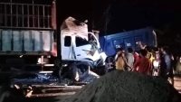 Giải cứu 2 tài xế xe tải bị thương nặng trong cabin bẹp dúm