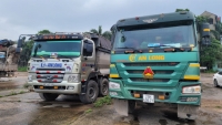 Bắc Ninh: Phát hiện 2 xe tải nghi chở 30 tấn chất thải công nghiệp
