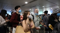 Hành khách mất đến 30 phút để qua cổng soi chiếu an ninh sân bay Tân Sơn Nhất