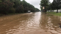 Hà Nội: Đại lộ Thăng Long ngập sâu hàng mét nước