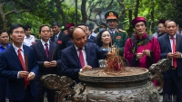 Chủ tịch nước Nguyễn Xuân Phúc dâng hương tưởng niệm các Vua Hùng