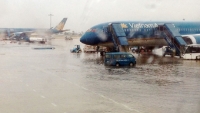 Sét đánh hư hỏng một đoạn đường băng sân bay Tân Sơn Nhất