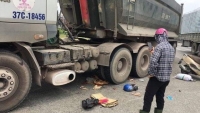 Nghệ An: Va chạm với xe đầu kéo, 2 người tử vong