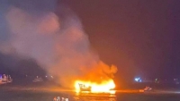 Thanh Hóa: Cháy 2 tàu cá trong đêm