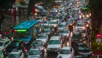 Hà Nội: Cơn mưa rào sáng đầu tuần khiến nhiều tuyến đường tắc nghẽn