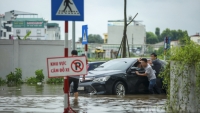 Hà Nội: Mưa lớn, hàng chục chiếc xe ô tô ngập sâu trong biển nước
