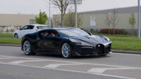 Siêu xe Bugatti La Voiture Noire lần đầu lộ diện trên đường phố của Pháp