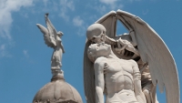 Ý nghĩa đằng sau bức tượng “Nụ hôn thần chết” ở nghĩa trang Poblenou