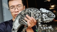Chàng trai khởi nghiệp với hơn 2.000 tác phẩm làm từ linh kiện xe máy, ô tô