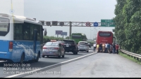 Hà Nội: CSGT giúp người dân khi đi xe khách gặp sự cố trên cao tốc
