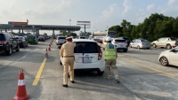CSGT hỗ trợ đẩy xe ô tô chết máy trên cao tốc Hà Nội - Hải Phòng