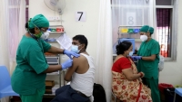 Tiêm chủng của Ấn Độ giảm mạnh do số ca nhiễm COVID-19 tăng vọt