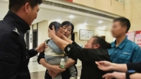 Trung Quốc: Bố bán con trai lấy tiền đưa vợ mới đi du lịch