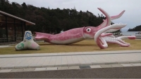 Nhật Bản đã chi quỹ cứu trợ Covid-19 để xây dựng một ….bức tượng con mực khổng lồ