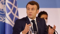 Tổng thống Macron ủng hộ bỏ bằng sáng chế COVID-19 khi Pháp mở rộng triển khai vắc xin