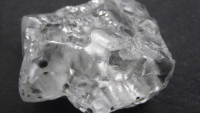 Chiêm ngưỡng viên kim cương cỡ lớn, nặng gần 400 carat vừa đào được ở Nam Phi