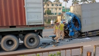 Cabin xe tải nát bét sau vụ húc đuôi xe container, một người nguy kịch