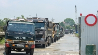 Bất chấp lệnh cấm, hàng loạt xe tải vẫn vượt qua tuyến đường thi công cầu Quan Sơn