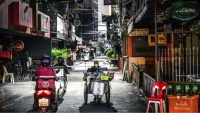 Làn sóng COVID mới làm suy yếu sự phục hồi kinh tế Đông Nam Á