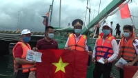 Báo Người Lao Động trao tặng 1.000 lá cờ Tổ quốc đến với ngư dân Phú Quốc