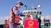 37 cán bộ, chiến sĩ làm nhiệm vụ trên vùng biển Bạc Liêu bỏ phiếu bầu cử sớm
