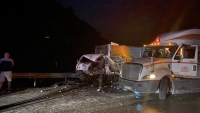 Hòa Bình: Xe tải va chạm với xe container, quốc lộ 6 ùn tắc nghiêm trọng