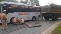 Tuyên Quang: Xe khách đấu đầu xe tải trên QL2, 15 người thoát nạn