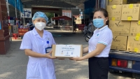 Công ty ALMA tận tay trao quà tiếp sức cán bộ y tế huyện Thuận Thành, Bắc Ninh